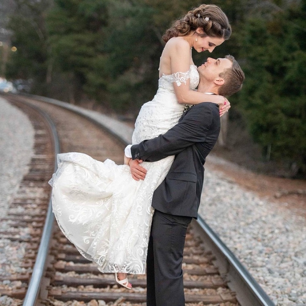 WEDDING DRESS SIZE 10/FITS LIKE SIZE 6 STREET WEAR
